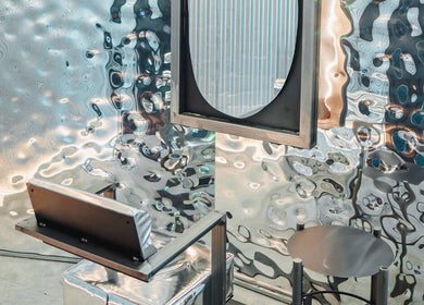 Decoración moderna y espejada en Oculto Hair Club Marbella, San Pedro Alcántara, Andalucía, ES.
