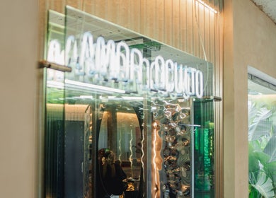 Entrada moderna de Oculto Hair Club Marbella en San Pedro Alcántara, Andalucía, ES, con diseño elegante.