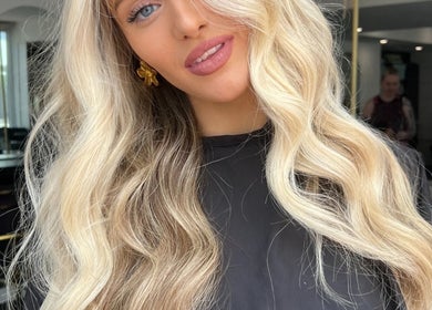 Glamorous blonde hairstyle at STUDIO QUE, Innaloo, Western Australia, AU. Perfect blend of waves and highlights.