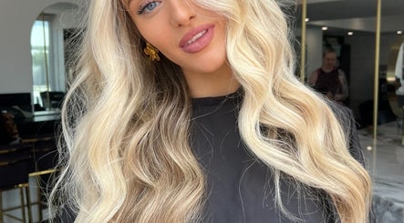 Glamorous blonde hairstyle at STUDIO QUE, Innaloo, Western Australia, AU. Perfect blend of waves and highlights.