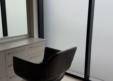 Modern salon chair at STUDIO QUE, Innaloo, Western Australia, AU, offering luxury beauty services.