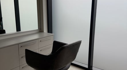 Modern salon chair at STUDIO QUE, Innaloo, Western Australia, AU, offering luxury beauty services.