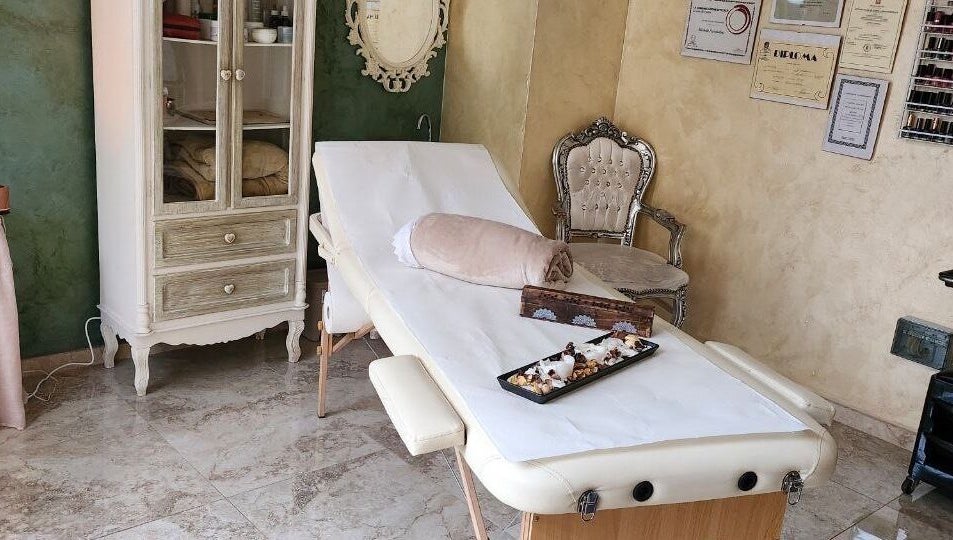 Sala relax a Estetika Orchidea Nera, Livorno, Toscana, IT, con lettino e arredamento elegante.