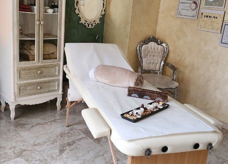 Sala relax a Estetika Orchidea Nera, Livorno, Toscana, IT, con lettino e arredamento elegante.