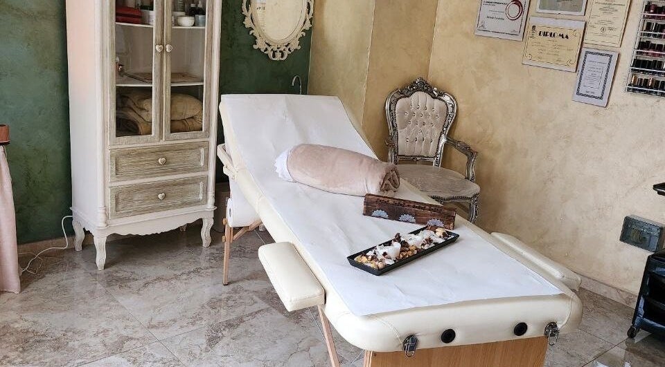 Sala relax a Estetika Orchidea Nera, Livorno, Toscana, IT, con lettino e arredamento elegante.