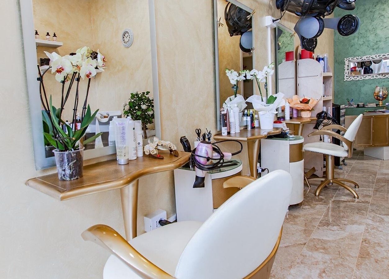 Interno accogliente di Estetika Orchidea Nera a Livorno, Toscana, IT con dettagli dorati e fiori eleganti.