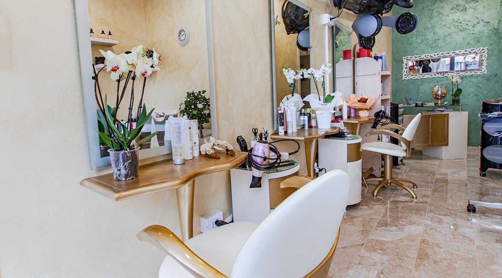 Interno accogliente di Estetika Orchidea Nera a Livorno, Toscana, IT con dettagli dorati e fiori eleganti.