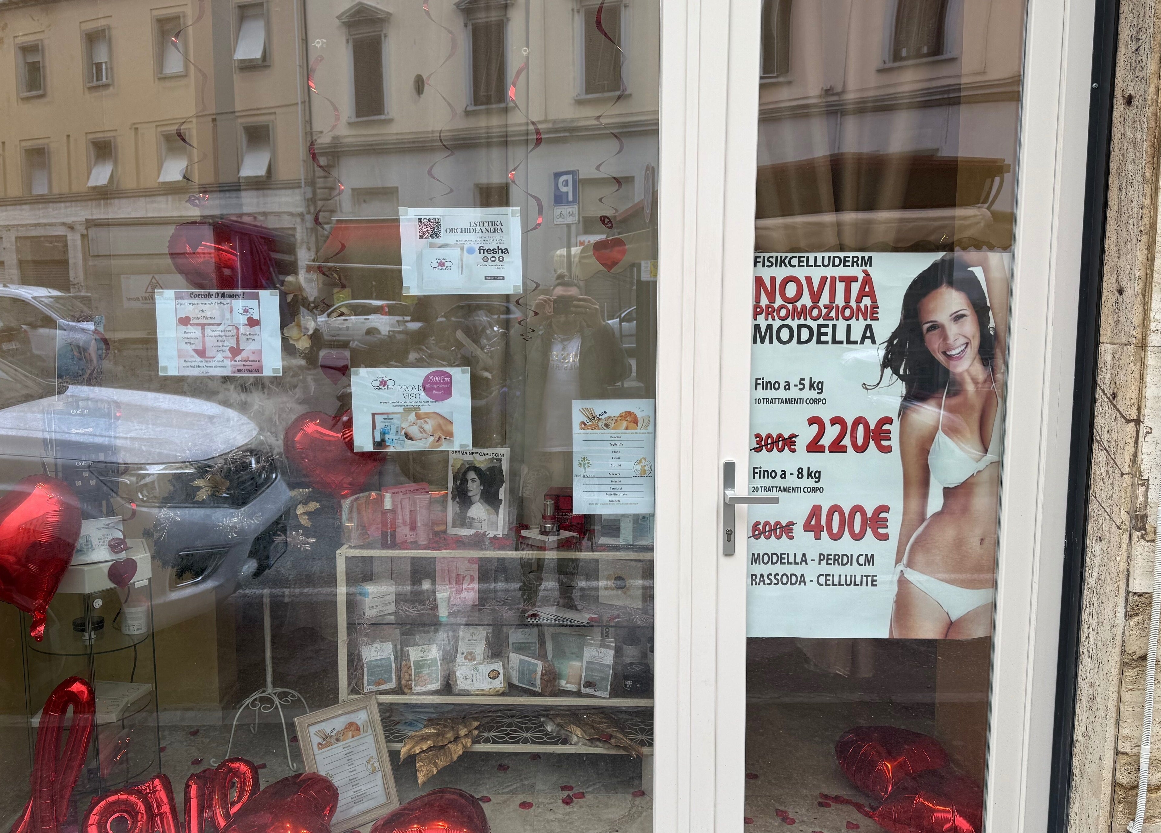 Vetrina di Estetika Orchidea Nera a Livorno, Toscana, con decorazioni e offerte promozionali.