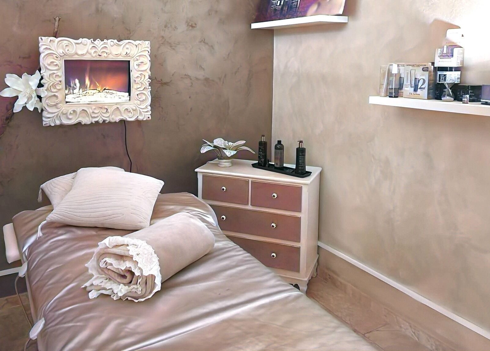 Sala massaggi elegante di Estetika Orchidea Nera a Livorno, Toscana, IT, con decorazioni floreali e arredi raffinati.