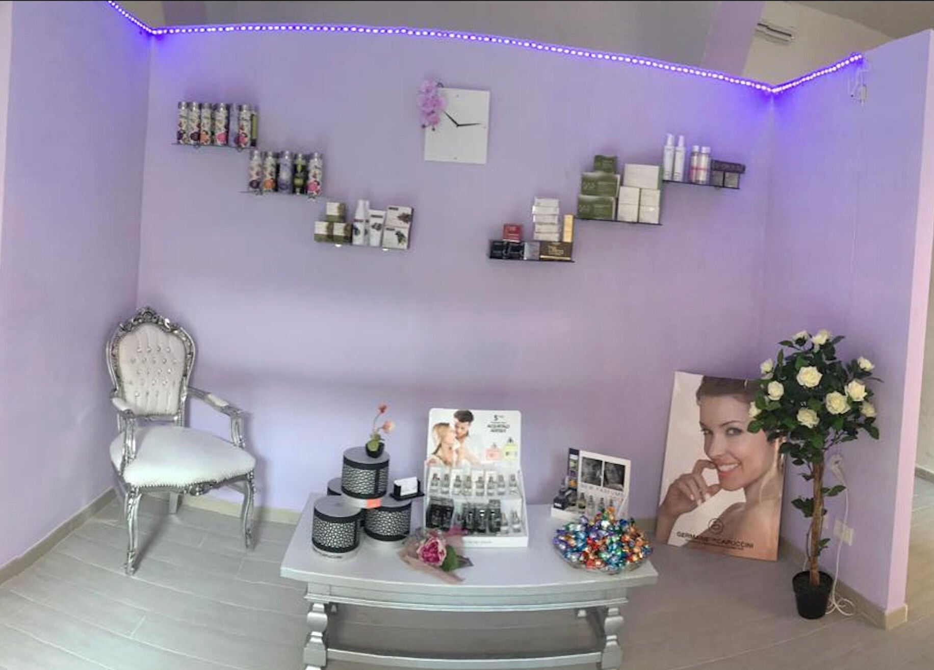 Angolo elegante di Estetika Orchidea Nera a Livorno, Toscana, IT con arredi raffinati e prodotti esposti.