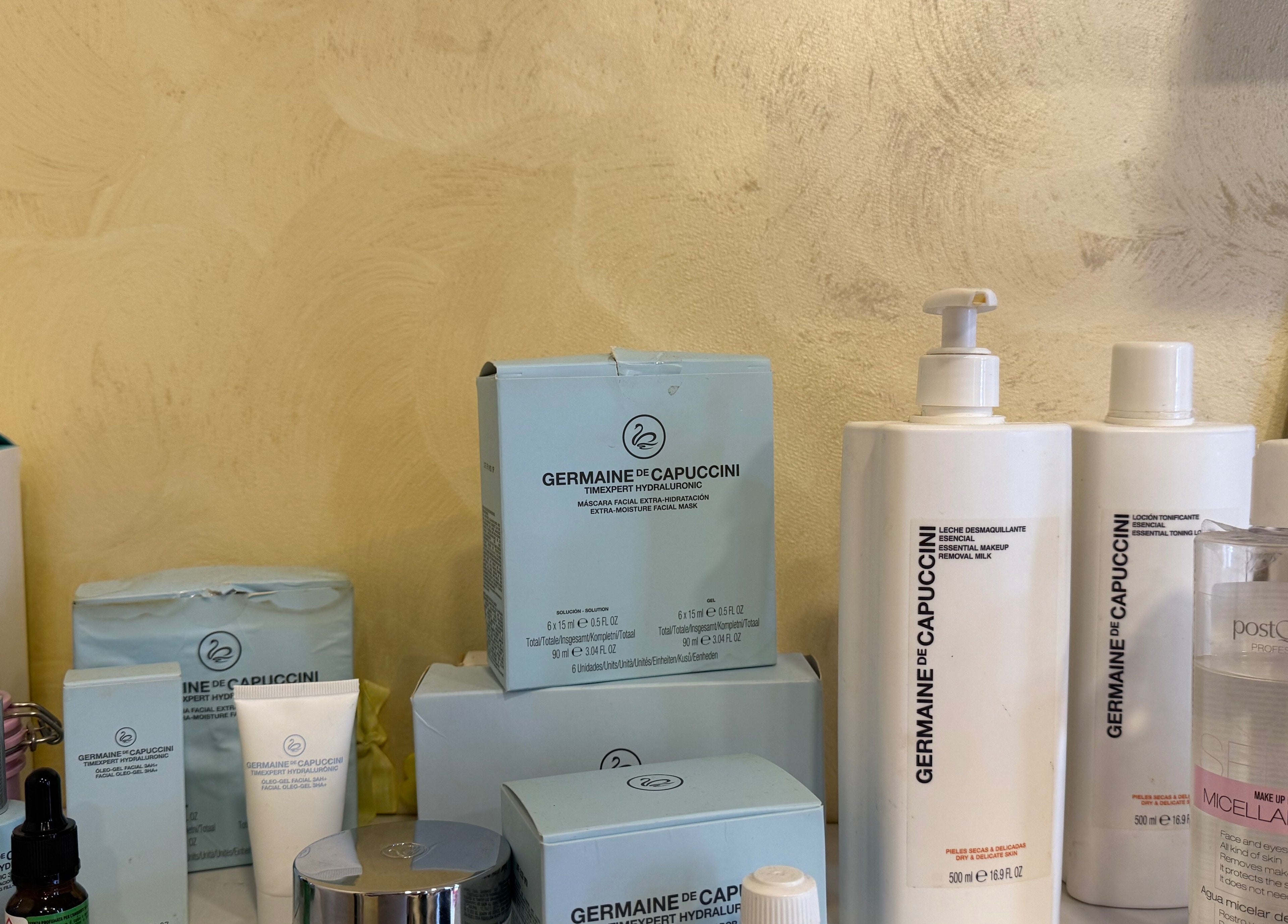 Prodotti di bellezza presso Estetika Orchidea Nera a Livorno, Toscana, IT. Creazioni Germaine de Capuccini in esposizione.