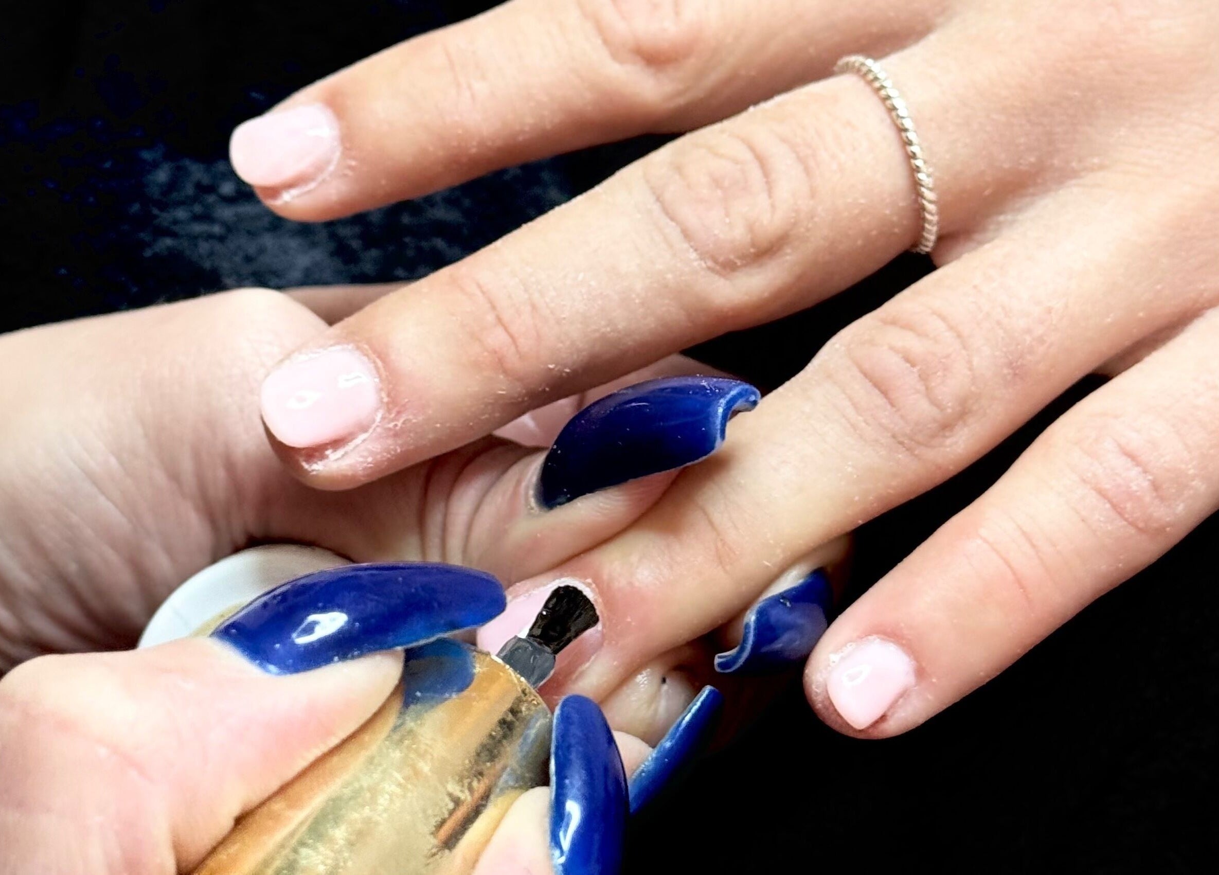 Manicure professionale a Estetika Orchidea Nera, Livorno, Toscana, IT.