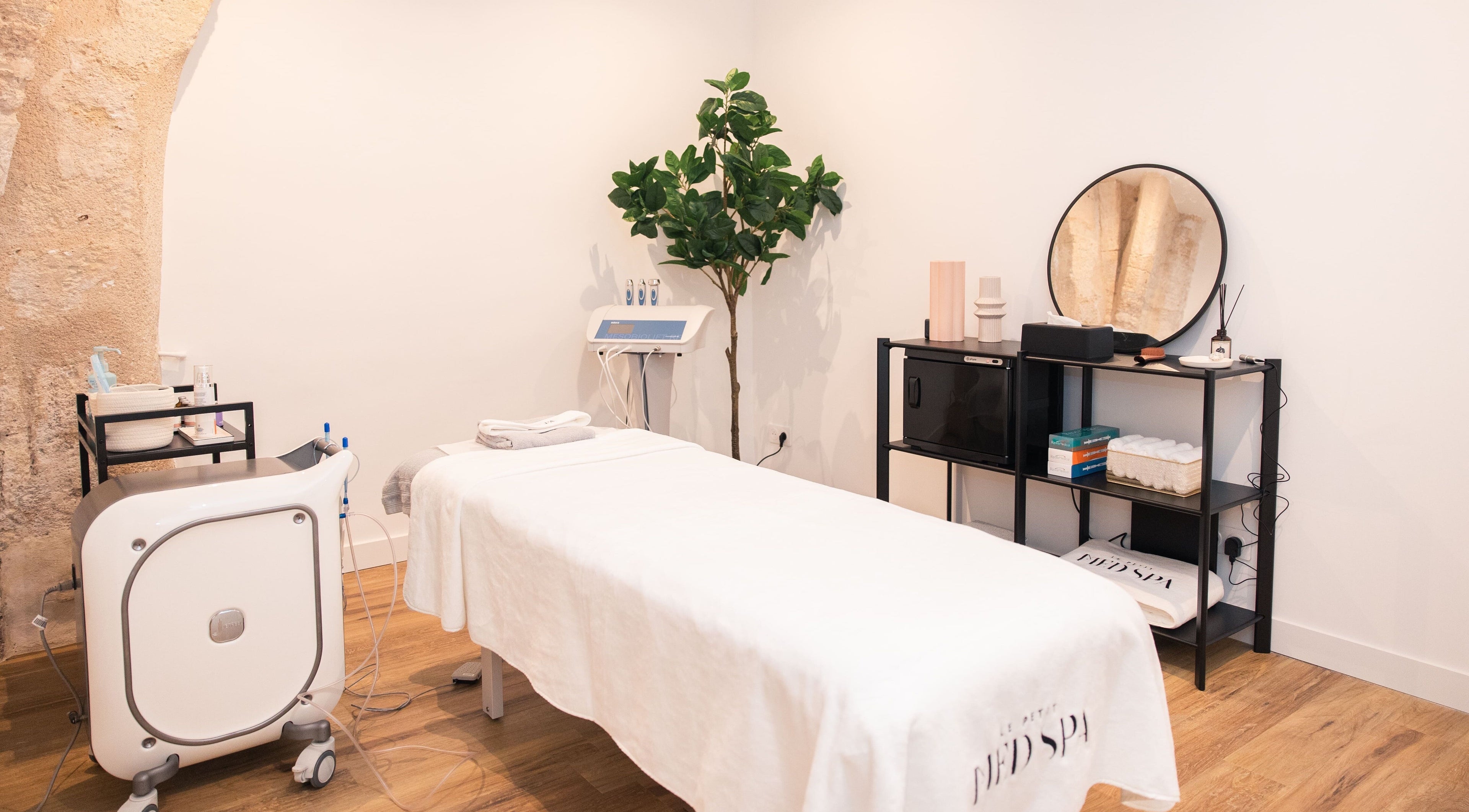 Salon de soins élégant à Le Petit Med Spa Montpellier, Occitanie, FR. Ambiance relaxante et moderne.