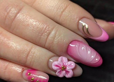 Nail art floral élégant à Vénuseum, Mouy, Hauts-de-France, FR, mettant en avant des ongles décorés en rose.
