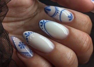Nail art bleu et blanc à Vénuseum, Mouy, Hauts-de-France, FR. Design délicat et tendance.