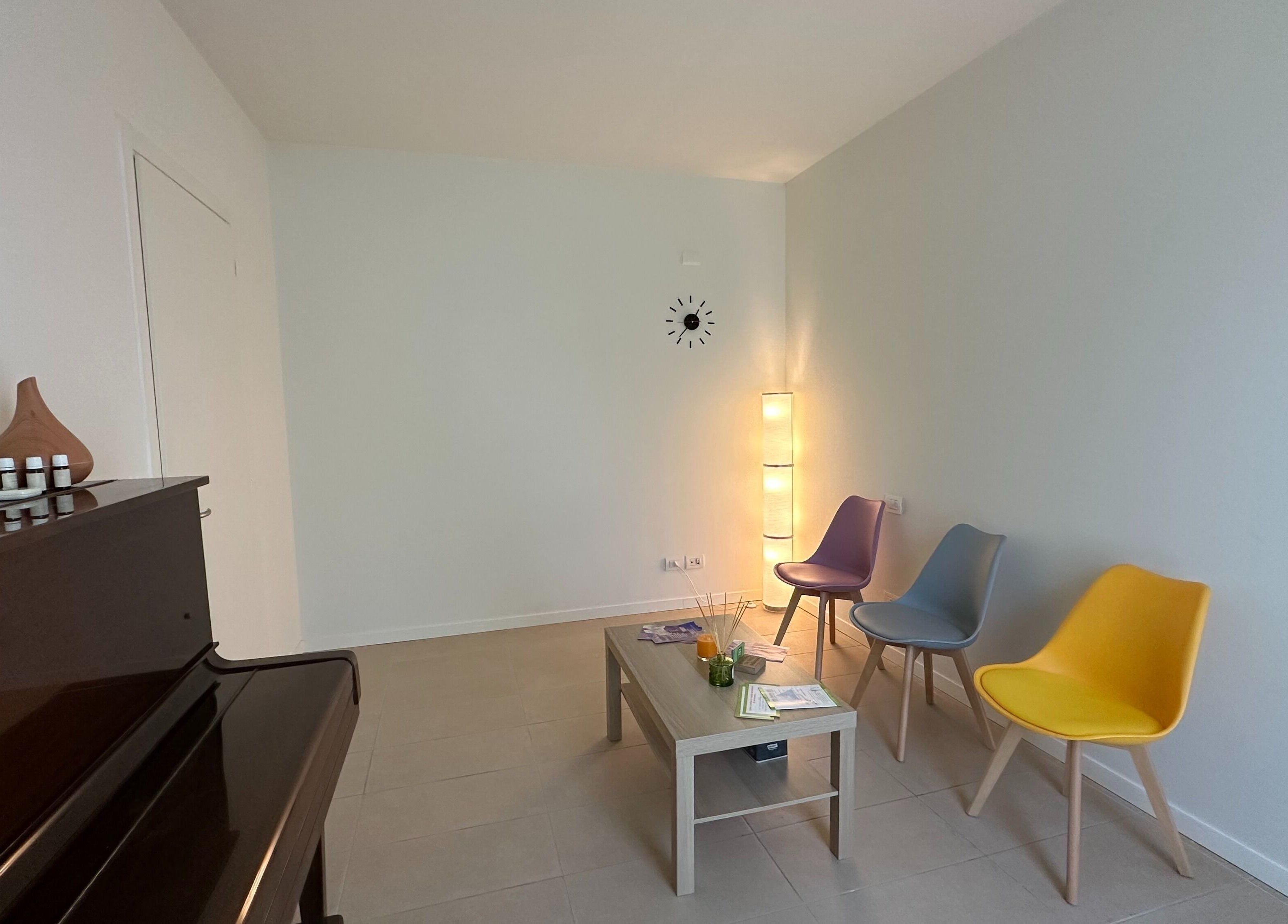 Sala d'attesa moderna a Giulio Farigliosi - Massoterapia, Tecar e Terapia Manuale, Cadoneghe, Padova, IT.