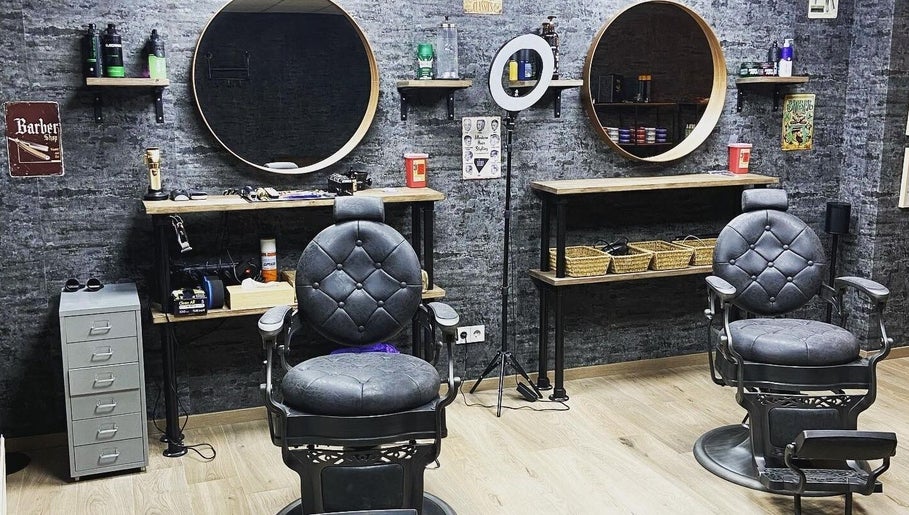 Interieur van Mitch Blends (South Side Barbers), stijlvolle kappersstoelen in Beek, Limburg, NL.
