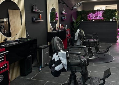 Moderne kappersstoelen en spiegels bij Mitch Blends (South Side Barbers), Beek, Limburg, NL.