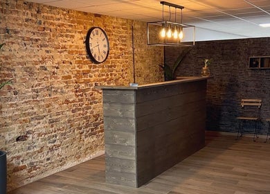 Stijlvolle receptie van Mitch Blends (South Side Barbers) in Beek, Limburg, NL met bakstenen muur.