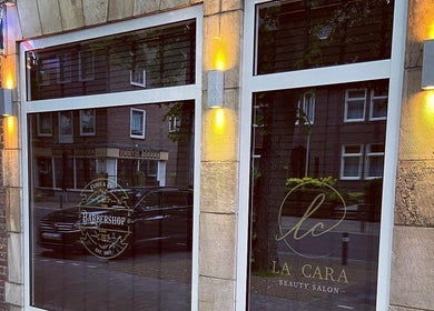 Buitenzijde van Mitch Blends (South Side Barbers) in Beek, Limburg, NL met verlichte gevel en logo.