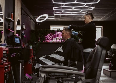 Kapper aan het werk bij Mitch Blends (South Side Barbers), Beek, Limburg, NL. Moderne en stijlvolle kapsalon.
