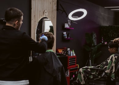 Kappers aan het werk bij Mitch Blends (South Side Barbers) in Beek, Limburg, NL.