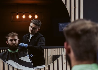 Kapperservice bij Mitch Blends (South Side Barbers) in Beek, Limburg, NL met stijlvolle spiegelreflectie.
