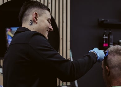 Kapster aan het werk bij Mitch Blends (South Side Barbers), Beek, Limburg, NL. Professionele haarverzorging.