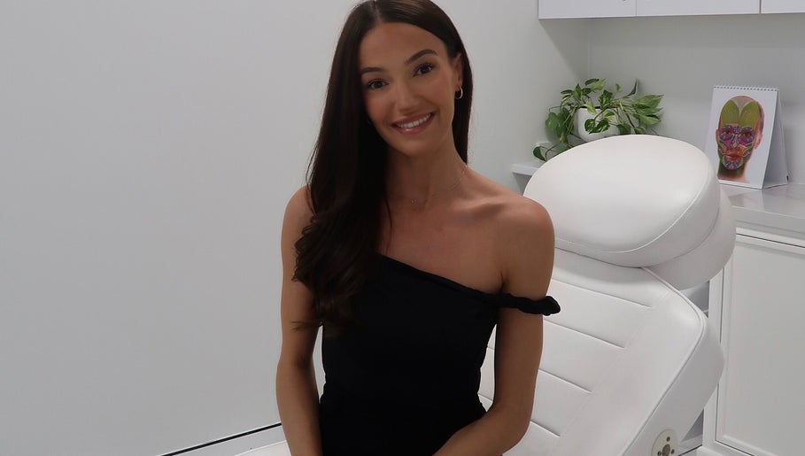 Cosmetic Nurse Carly slika 1