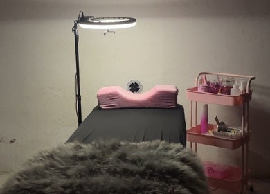 Cozy lash bed setup at Whimsical Lashes, Alberton, Gauteng, ZA, featuring pink cushion and soft lighting.