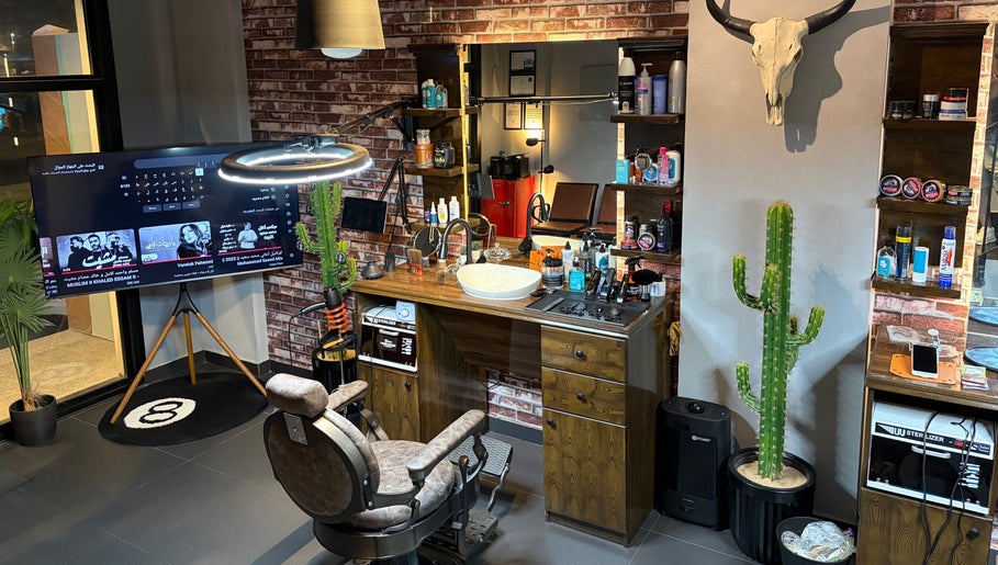 ديكور فريد في صالون ذا دارك سِزر | The Dark Scissor Barber، ينبع، منطقة المدينة، السعودية.