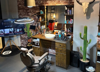 ديكور فريد في صالون ذا دارك سِزر | The Dark Scissor Barber، ينبع، منطقة المدينة، السعودية.