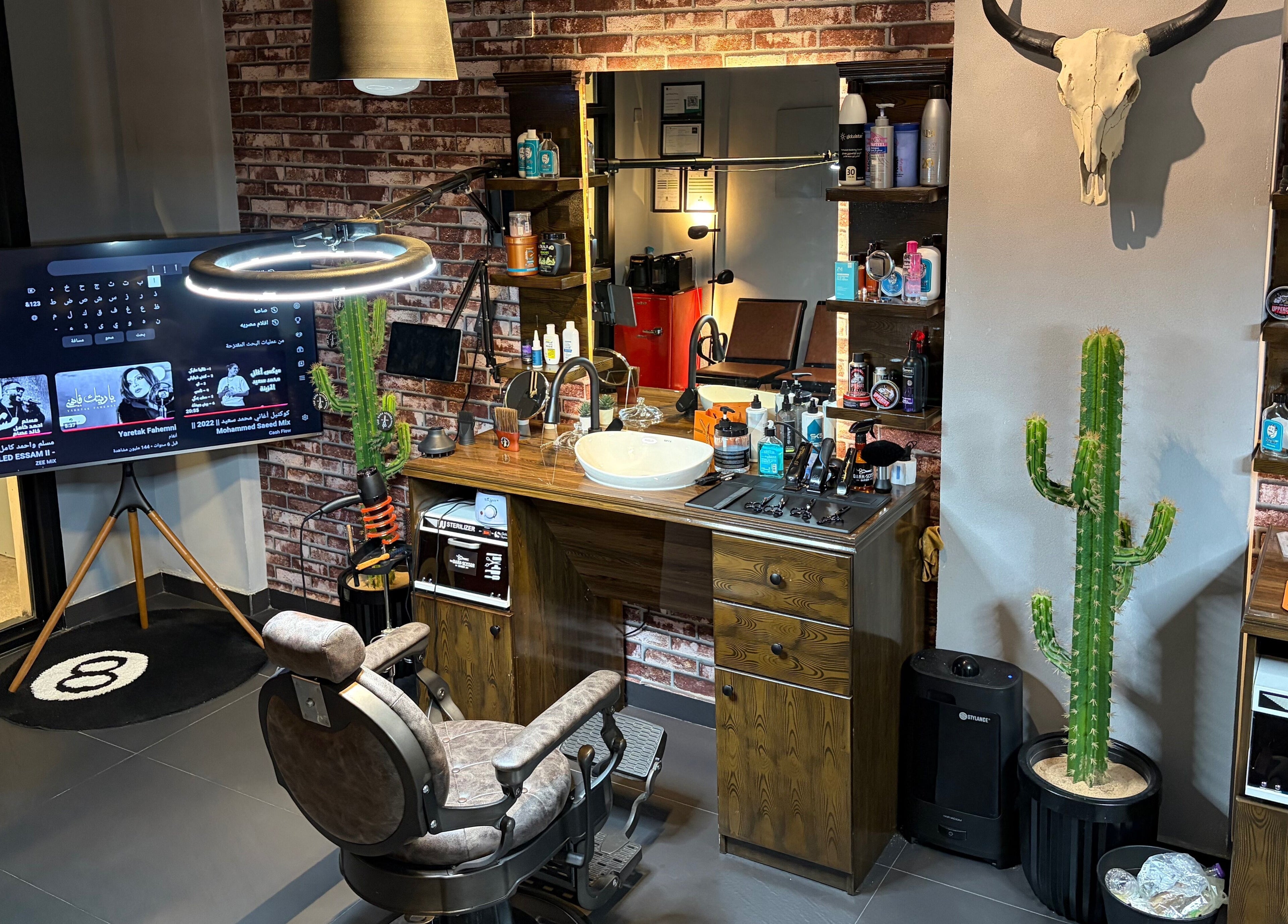 ديكور فريد في صالون ذا دارك سِزر | The Dark Scissor Barber، ينبع، منطقة المدينة، السعودية.