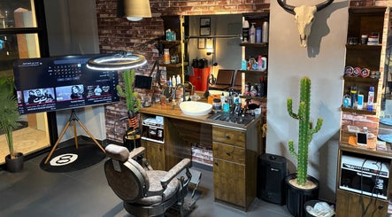 ديكور فريد في صالون ذا دارك سِزر | The Dark Scissor Barber، ينبع، منطقة المدينة، السعودية.