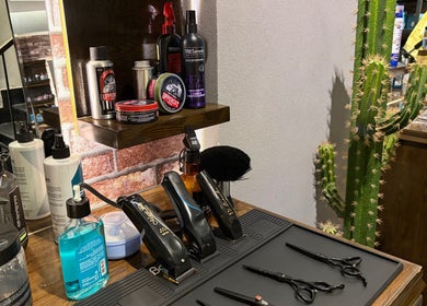 إعداد أدوات صالون ذا دارك سِزر | The Dark Scissor Barber في ينبع، منطقة المدينة المنورة. مستحضرات تجميل ومعدات حلاقة.