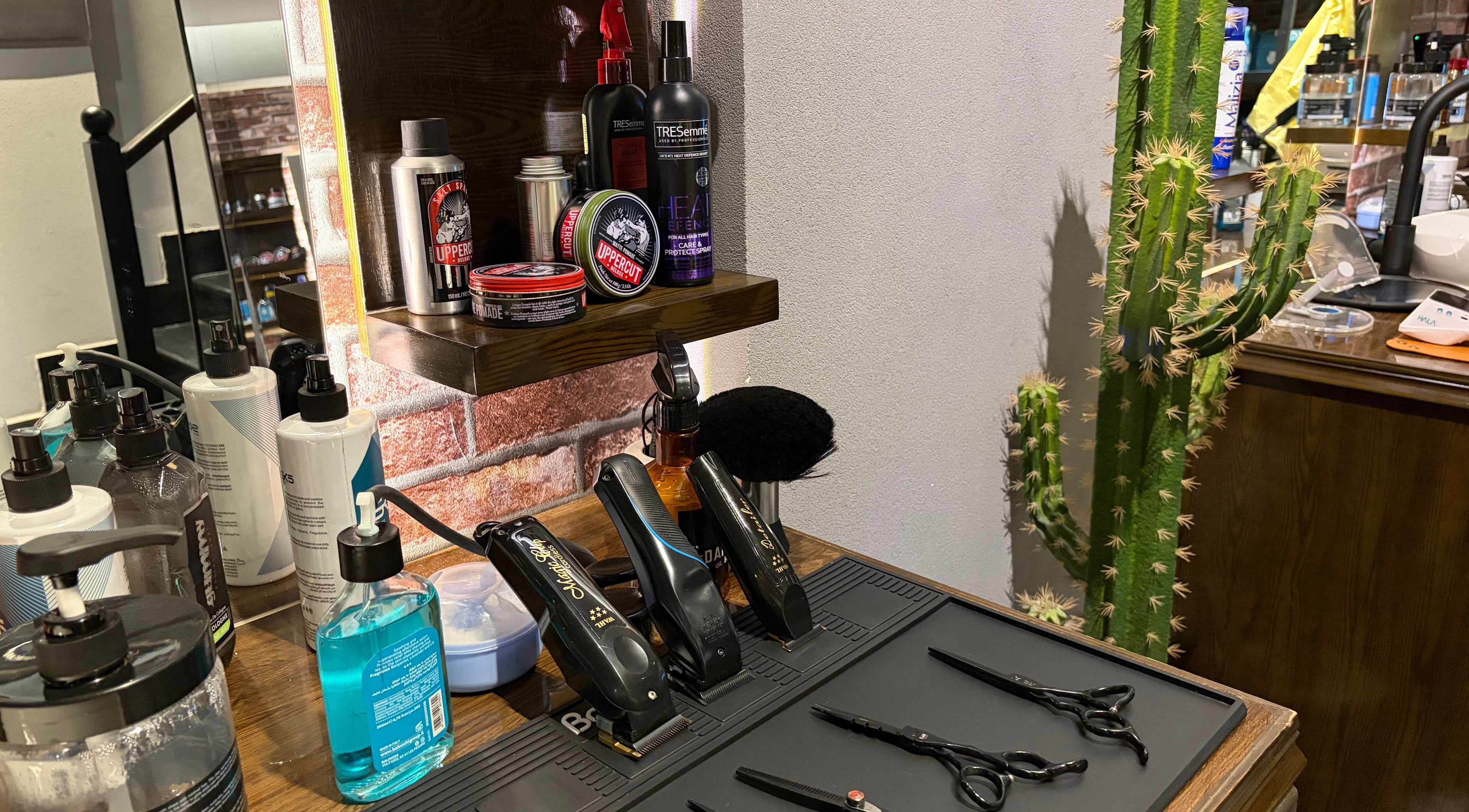 إعداد أدوات صالون ذا دارك سِزر | The Dark Scissor Barber في ينبع، منطقة المدينة المنورة. مستحضرات تجميل ومعدات حلاقة.