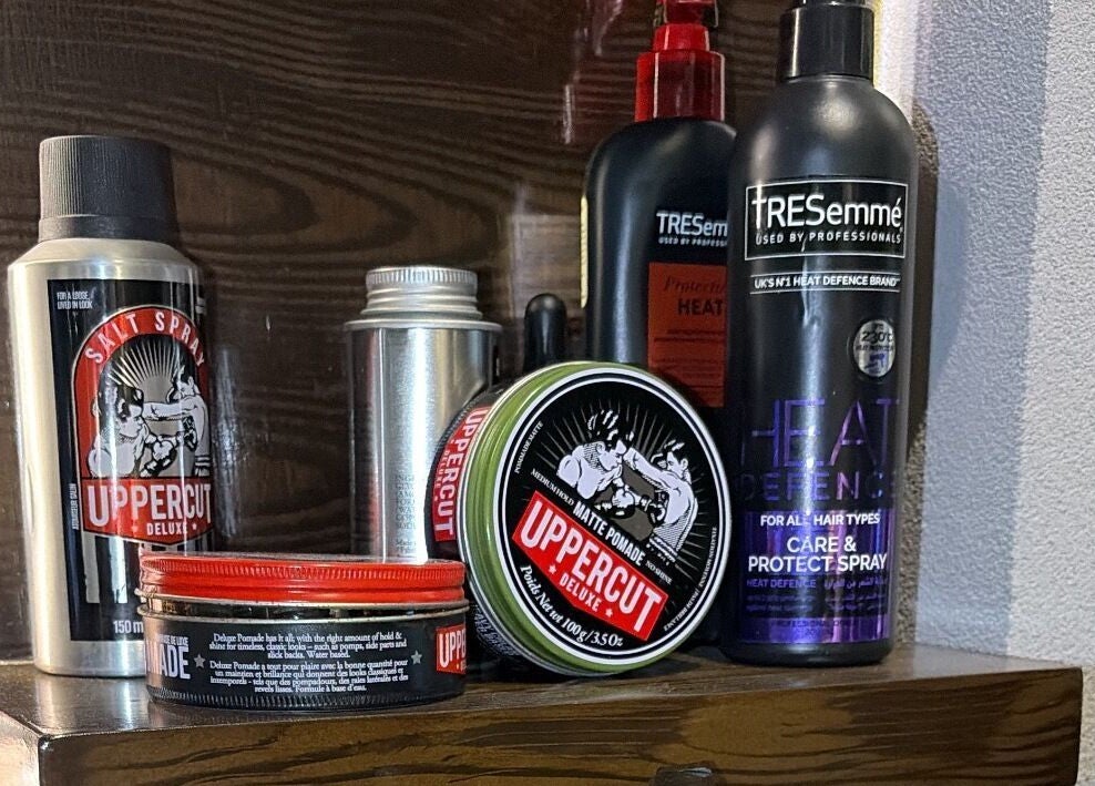 مجموعة منتجات تصفيف شعر في صالون ذا دارك سِزر | The Dark Scissor Barber، ينبع، منطقة المدينة، SA.