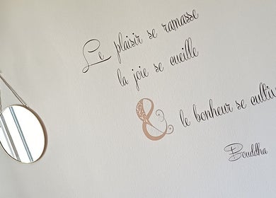 Décor miroir rond et citation murale chez Sarah Naturopathe & Massages Bien-être, Grémonville, Normandie, FR.