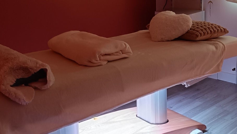 Table de massage à Sarah Naturopathe & Massages Bien-être, Grémonville, Normandie, FR, créant une atmosphère sereine.