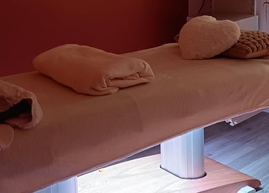 Table de massage à Sarah Naturopathe & Massages Bien-être, Grémonville, Normandie, FR, créant une atmosphère sereine.
