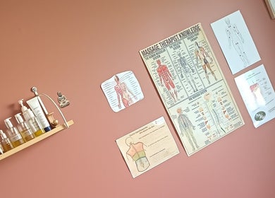 Mur éducatif à Sarah Naturopathe & Massages Bien-être, Grémonville, Normandie, FR, avec affiches et huiles essentielles.