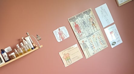 Mur éducatif à Sarah Naturopathe & Massages Bien-être, Grémonville, Normandie, FR, avec affiches et huiles essentielles.