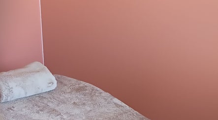 Salle de massage apaisante à Sarah Naturopathe & Massages Bien-être, Grémonville, Normandie, FR