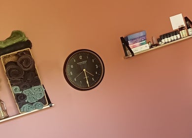 Horloge et étagères bien-être chez Sarah Naturopathe & Massages Bien-être, Grémonville, Normandie, FR.