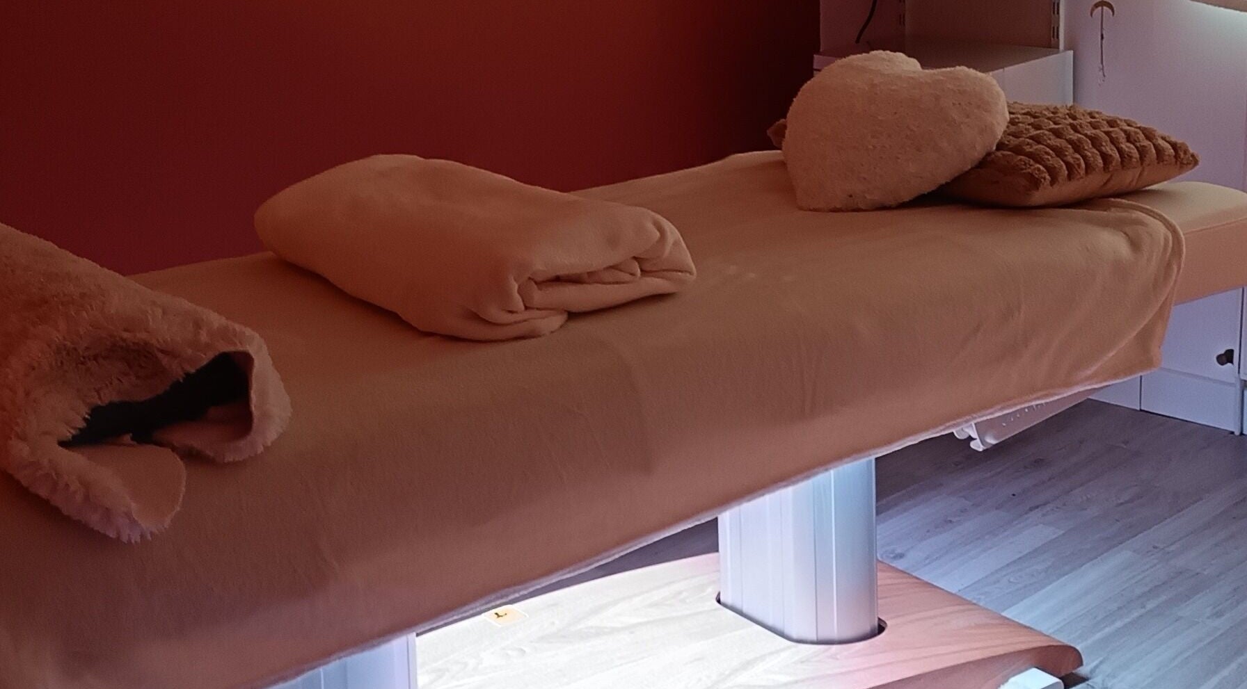 Table de massage chaleureuse chez Sarah Massages Bien-être, Grémonville, Normandie, FR.