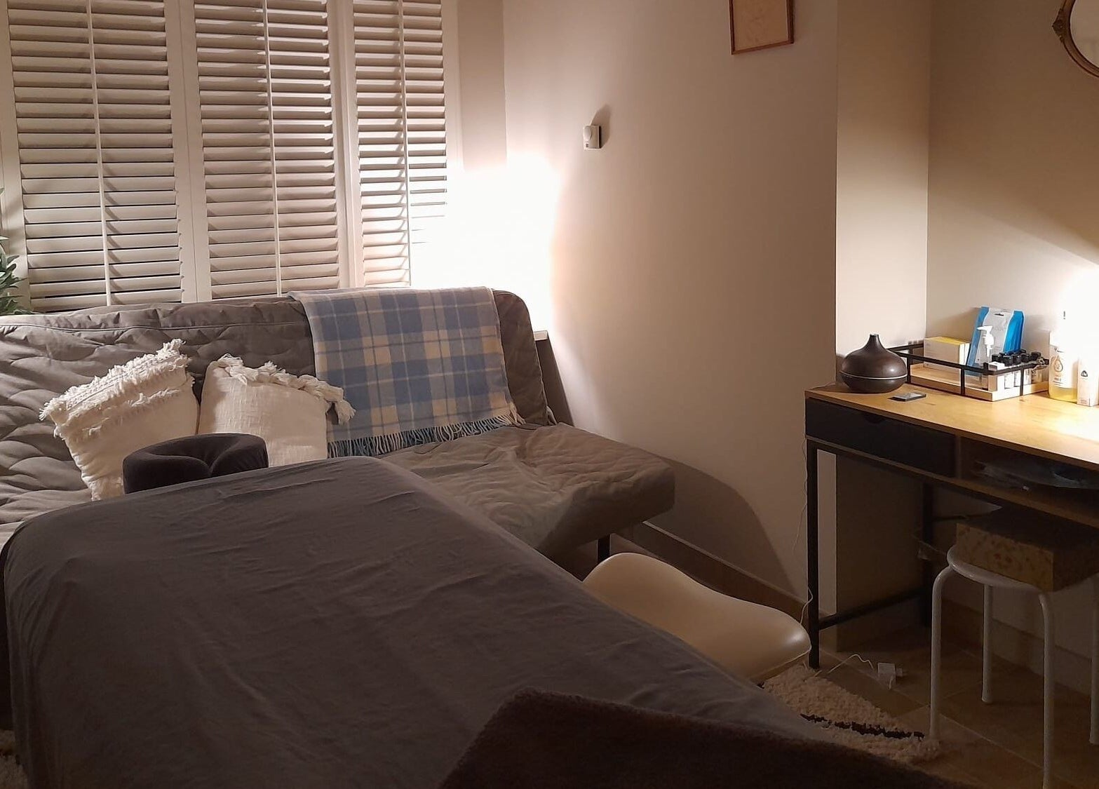 Rustige behandelkamer bij Eva Staal, Oegstgeest, Zuid-Holland, NL met comfortabele meubels en zachte verlichting.