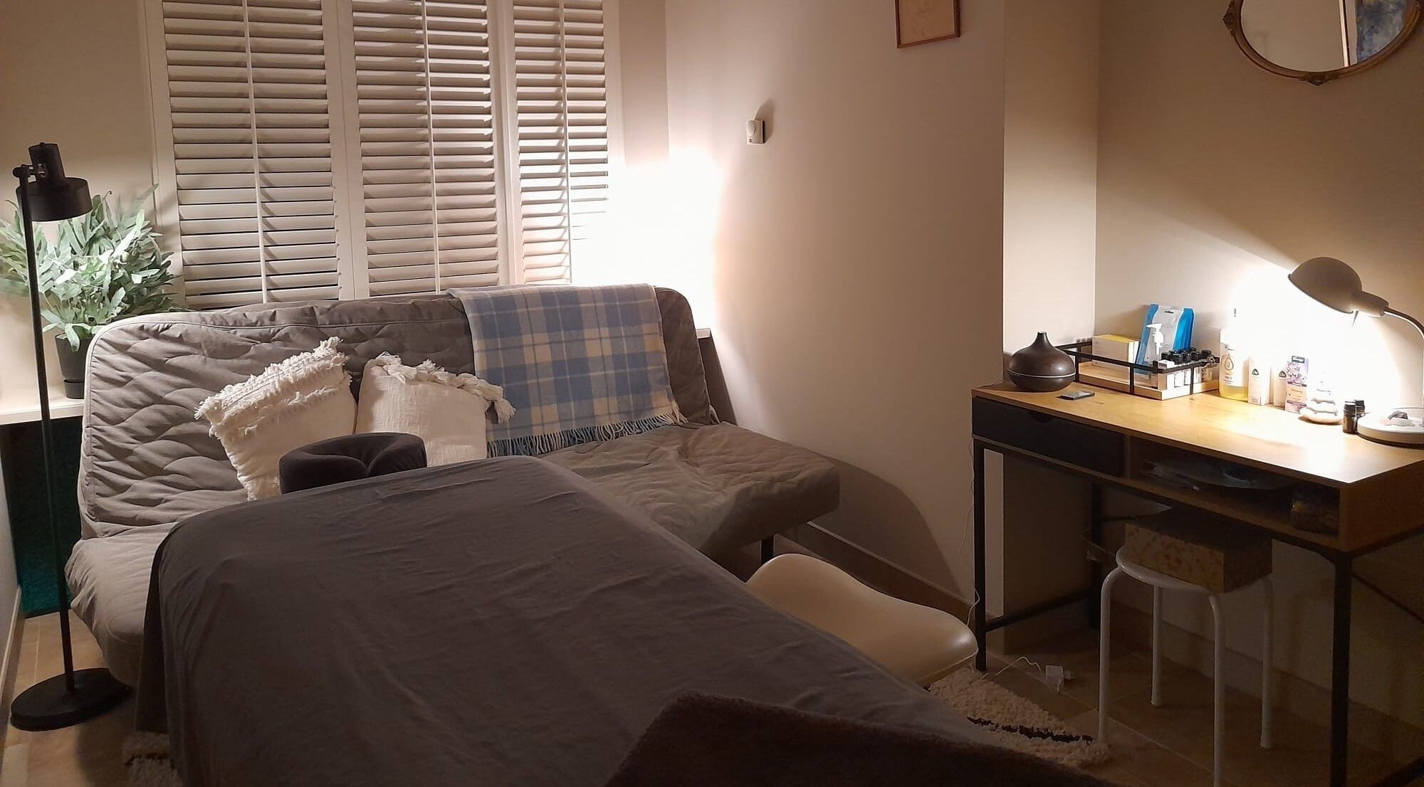 Rustige behandelkamer bij Eva Staal, Oegstgeest, Zuid-Holland, NL met comfortabele meubels en zachte verlichting.