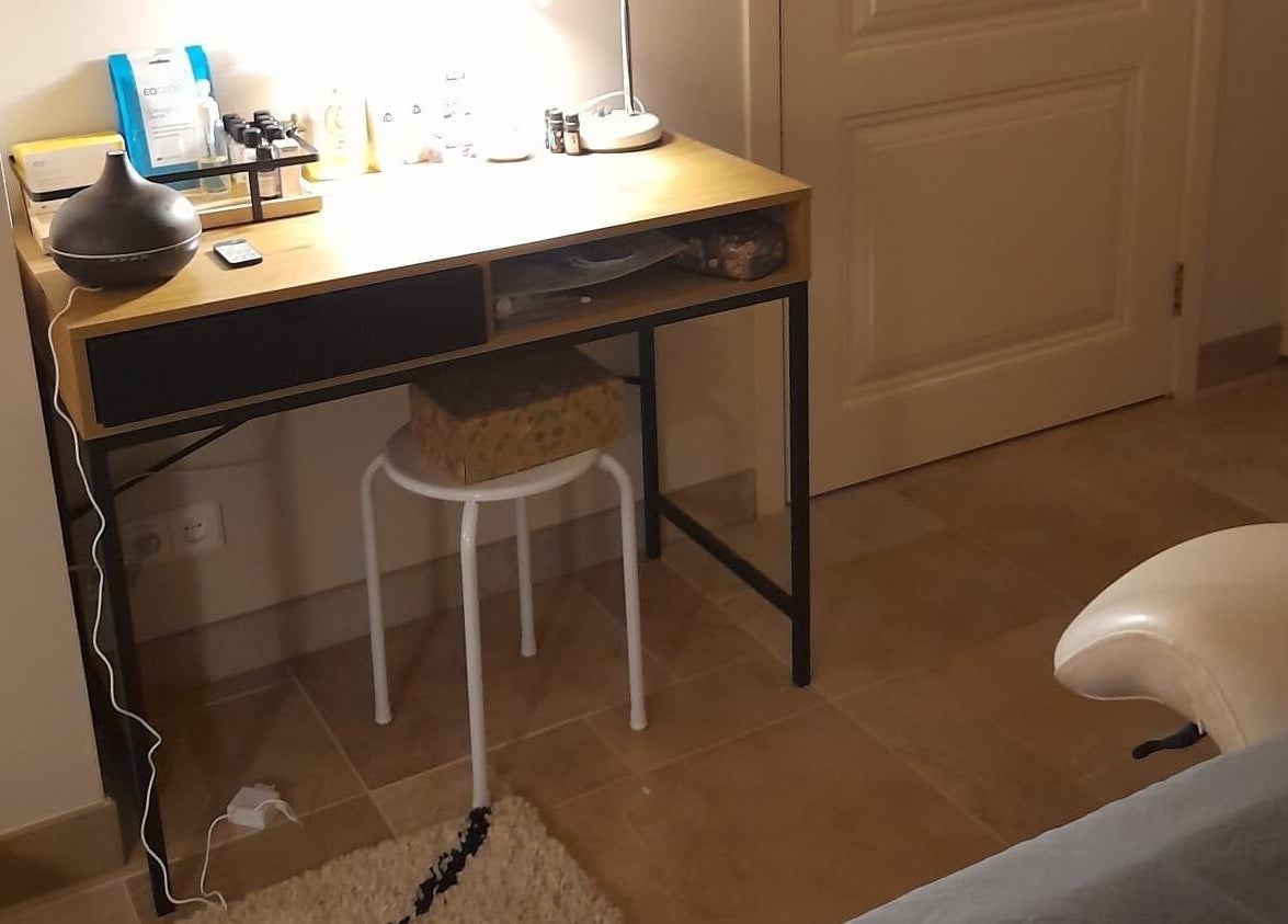 Rustige werkomgeving bij Eva Staal in Oegstgeest, Zuid-Holland, NL met demper, lamp en stoel.