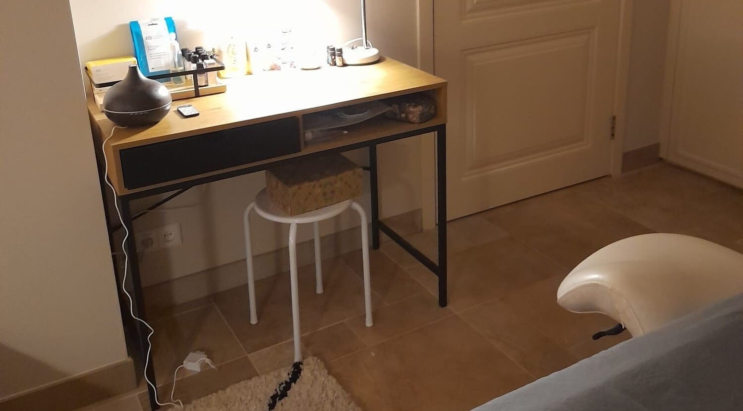 Rustige werkomgeving bij Eva Staal in Oegstgeest, Zuid-Holland, NL met demper, lamp en stoel.