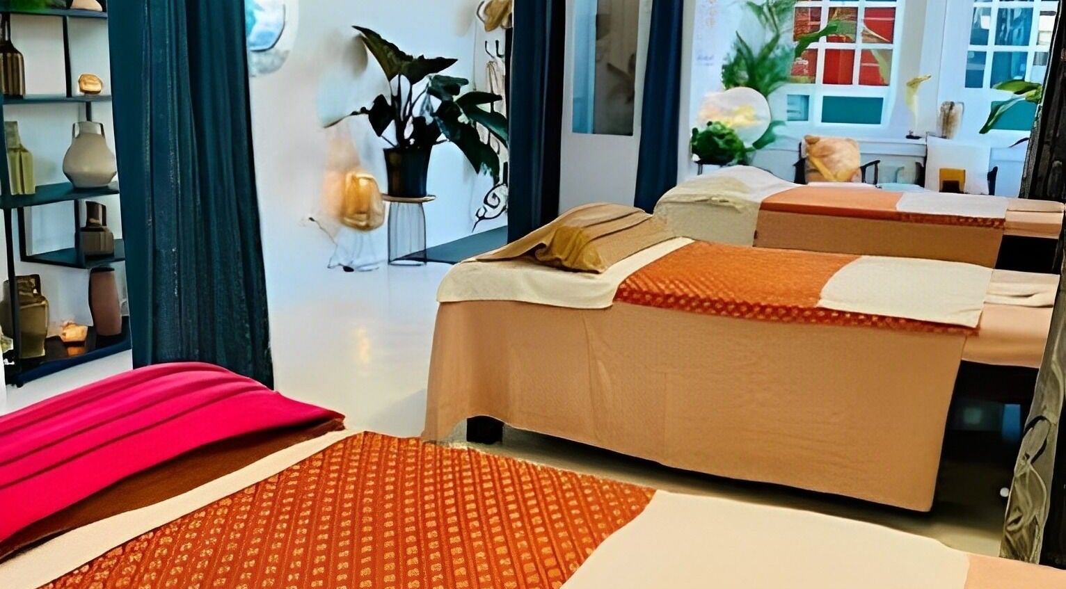 Ontspannend interieur van Chai Thai Massage in Zaandam, Noord-holland, NL met rustgevende massagebedden.